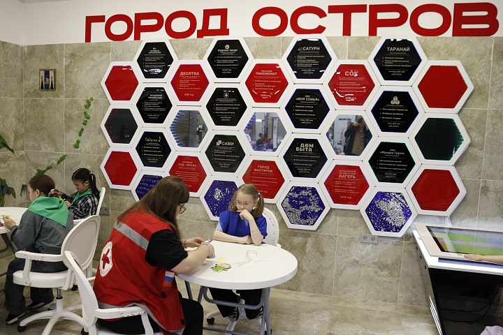 «Космос, который мы создаём вместе» — именно так называлась наша встреча, посвящённая Дню космонавтики в рамках семейных выходных.
