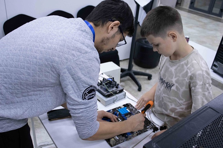 Провели творческую и образовательную субботу с детьми и родителями.