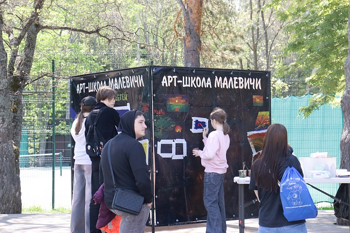  В городском парке им. Ю. Гагарина прошли мастер-классы от Учебного Центра "Активное Образование" в рамках Фестиваля ПФК ЦСКА и Дня защиты детей!
