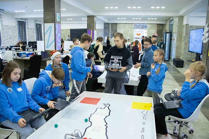 14 и 15 Декабря в Учебном Центре «Активное Образование»﻿ прошел II Дальневосточный научно-технический чемпионат.