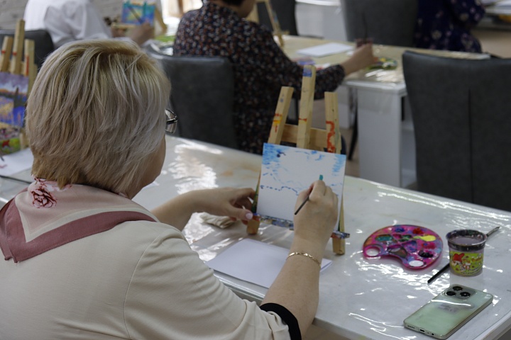 Частная Художественная Школа "Малевичи" проводит специальные курсы по живописи для жителей Южно-Сахалинска старше 55 лет в рамках проекта «Университет старшего поколения».